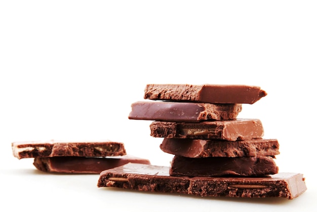 Uma pilha de barras de chocolate contra um fundo branco