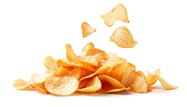 Uma pilha de batatas fritas crocantes caindo de uma pilha em um fundo branco