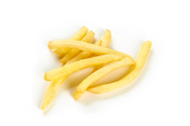 Foto uma pilha de batatas fritas fecha em um fundo branco