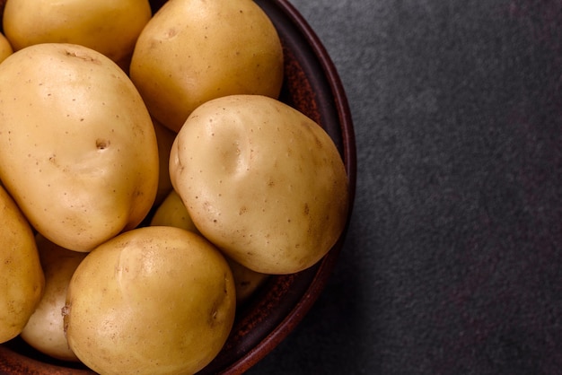 Uma pilha de batatas jovens na mesa Os benefícios dos vegetais