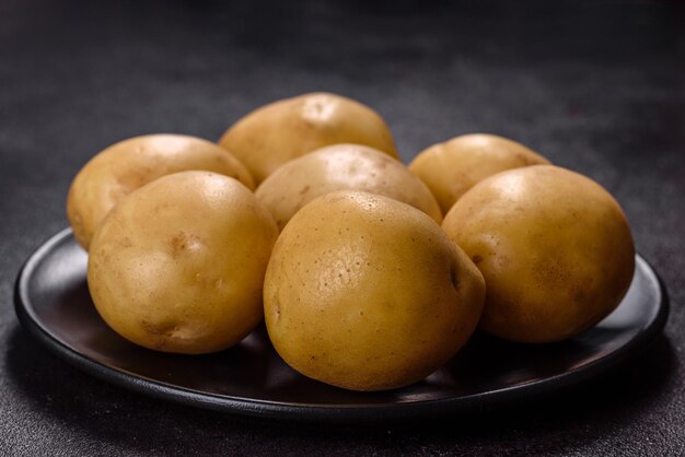 Uma pilha de batatas jovens na mesa Os benefícios dos vegetais