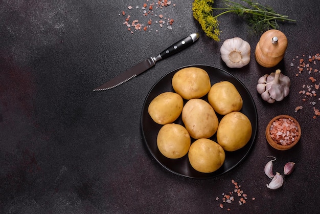 Uma pilha de batatas jovens na mesa Os benefícios dos vegetais