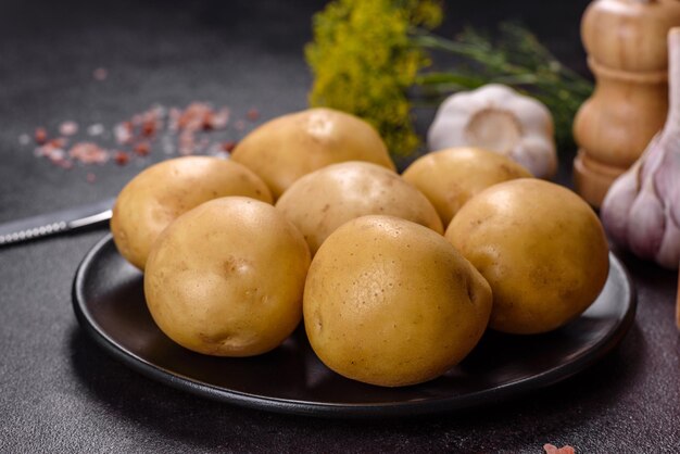 Uma pilha de batatas jovens na mesa Os benefícios dos vegetais