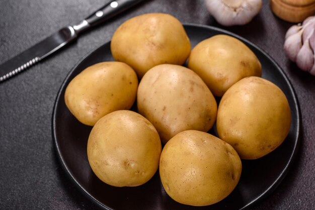 Uma pilha de batatas jovens na mesa Os benefícios dos vegetais