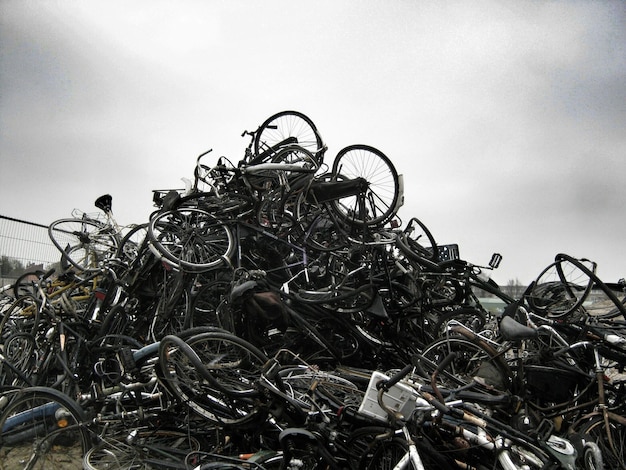 Foto uma pilha de bicicletas quebradas.