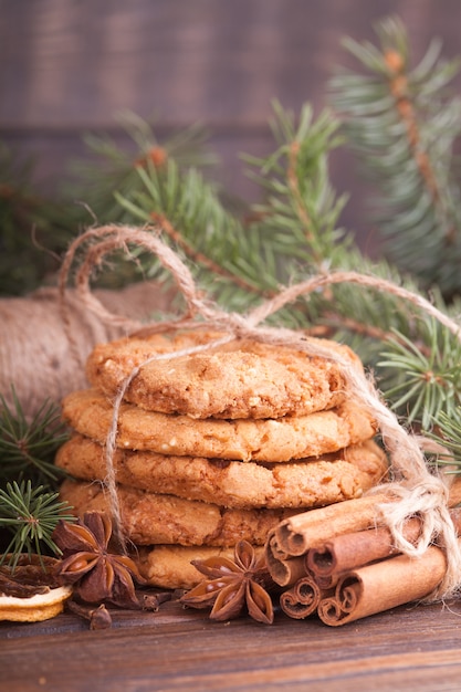 Foto uma pilha de biscoitos de nozes, canela, badon, laranjas, nozes. deleite festivo, natal.