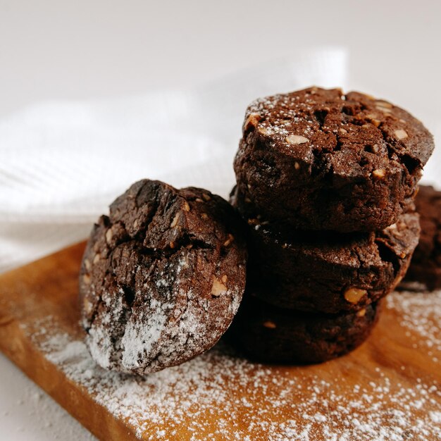 Uma pilha de brownies com um guardanapo branco ao lado.