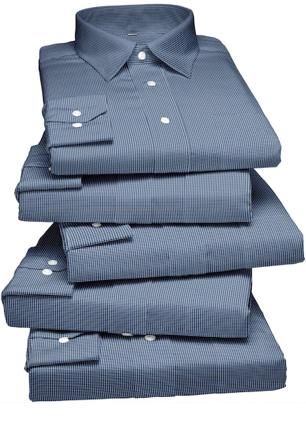 Uma pilha de camisas azuis com a palavra men's nelas