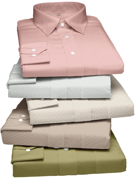 Uma pilha de camisas com uma camisa rosa em cima
