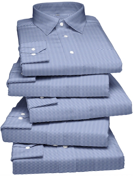 Uma pilha de camisas listradas azuis com listras brancas na frente.