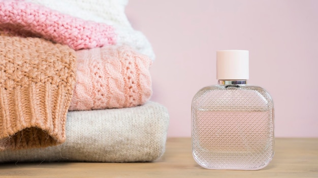 Uma pilha de coisas e um frasco de perfume