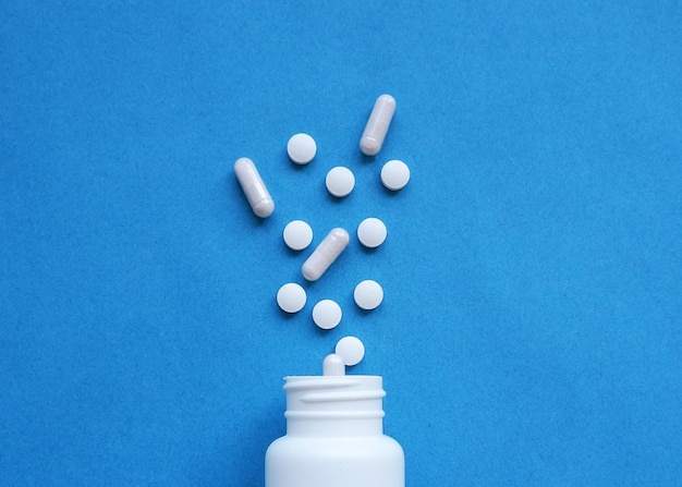 Uma pilha de comprimidos em um fundo azul