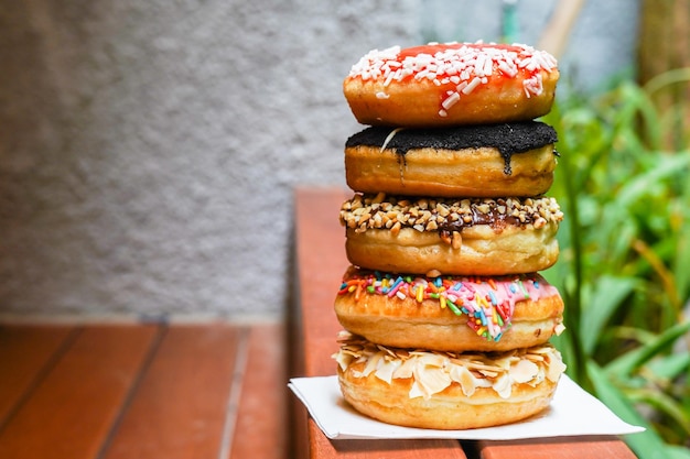 Foto uma pilha de donuts em uma mesa