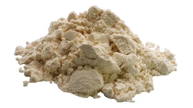 Uma pilha de farinha em um fundo branco