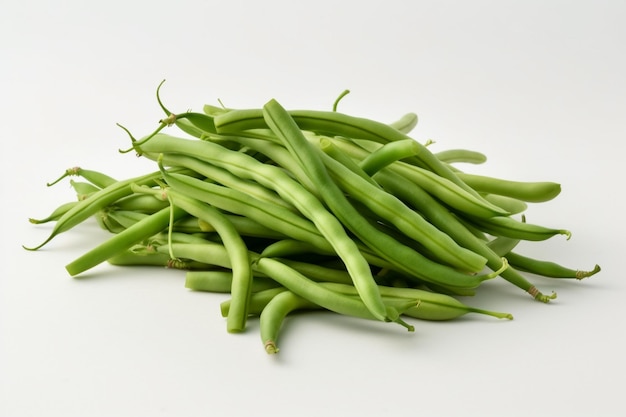 Uma pilha de feijão verde sobre um fundo branco