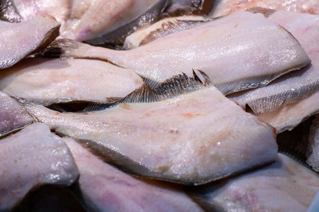 Uma pilha de filé de linguado fresco no mercado de peixes