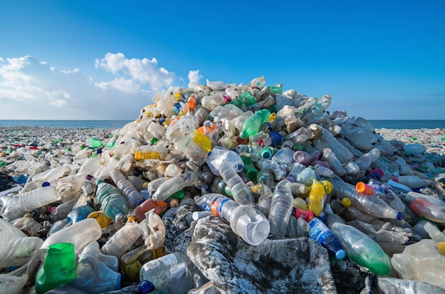 Uma pilha de garrafas de plástico numa praia de areia