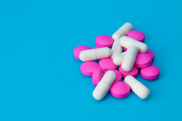 Uma pilha de grandes comprimidos de cor rosa e branco