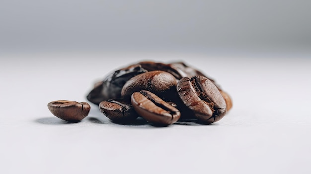 Uma pilha de grãos de café em uma superfície branca