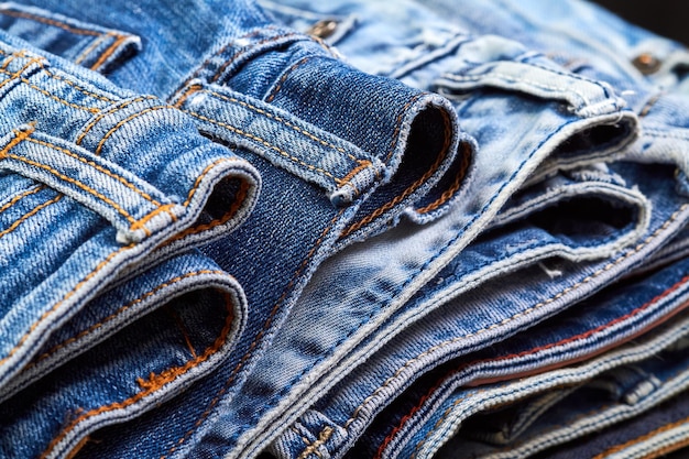 Uma pilha de jeans como fundo denim ou conceito de compra, venda
