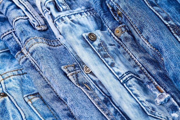 Uma pilha de jeans como fundo denim ou conceito de compra, venda de compras e roupas modernas da moda