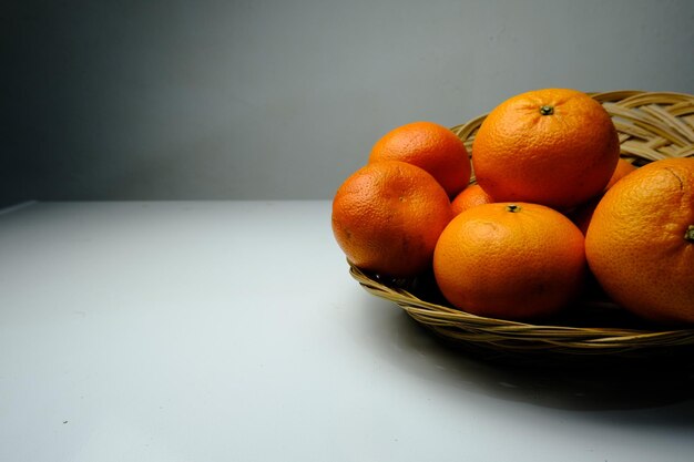 uma pilha de laranjas em cima da mesa