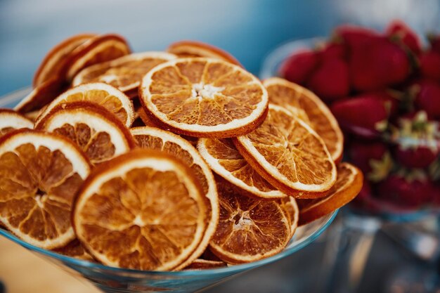 Uma pilha de laranjas secas na tigela