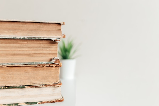 Uma pilha de livros antigos na biblioteca, conceito de aprendizagem, estudo e educação, conceito de ciência, sabedoria e conhecimento.