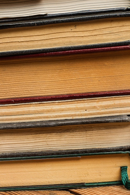 Uma pilha de livros em uma mesa de madeira