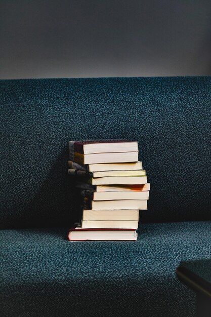 Foto uma pilha de livros na mesa em casa