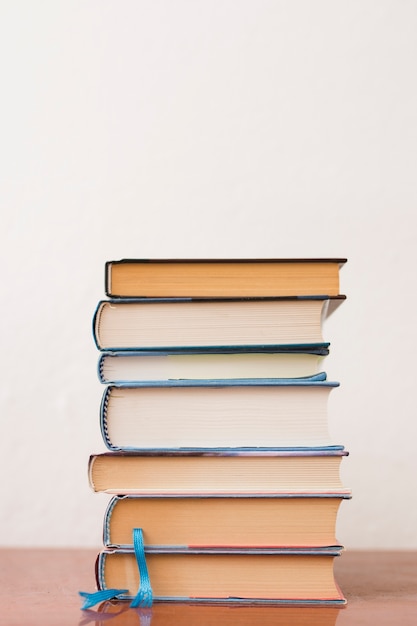Uma pilha de livros numa livraria