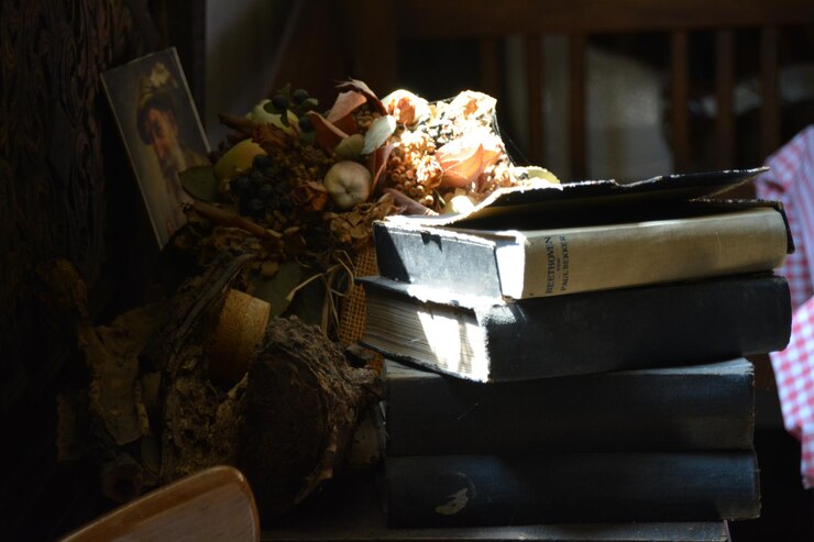 Foto uma pilha de livros velhos na mesa.