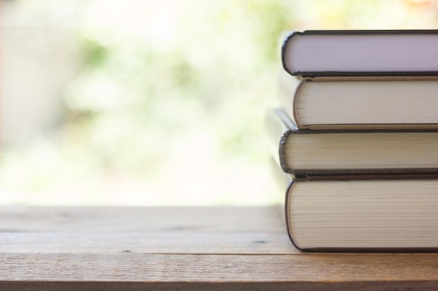 Uma pilha de livros.