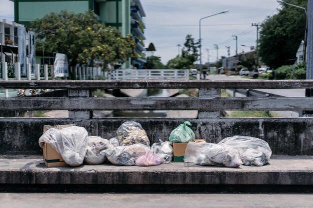 Uma pilha de lixo é jogada na trilha sobre a ponte do canal no meio-dia