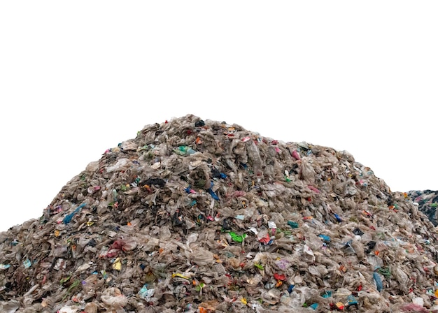 Uma pilha de lixo na rocha contra o céu