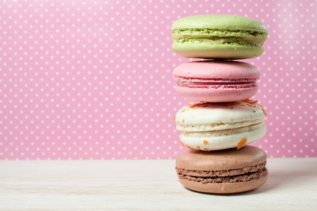 Uma pilha de macarons de sobremesa franceses tradicionais coloridos