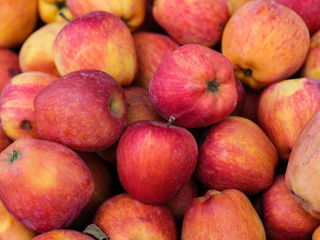 uma pilha de maçãs com uma cor vermelha e amarela