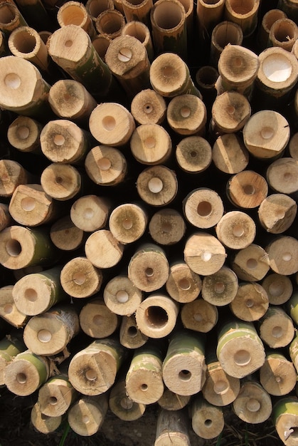 Uma pilha de madeira cortada para padrão de fundo de textura de construção