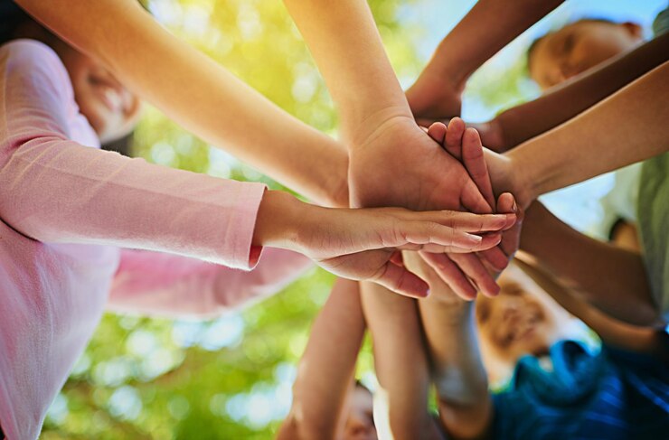Foto uma pilha de mãos abaixo e crianças na natureza para apoio de unidade e amizade na academia comunidade de educação e grupo de alunos de crianças com solidariedade e vínculo para bolsa de estudos da escola primária