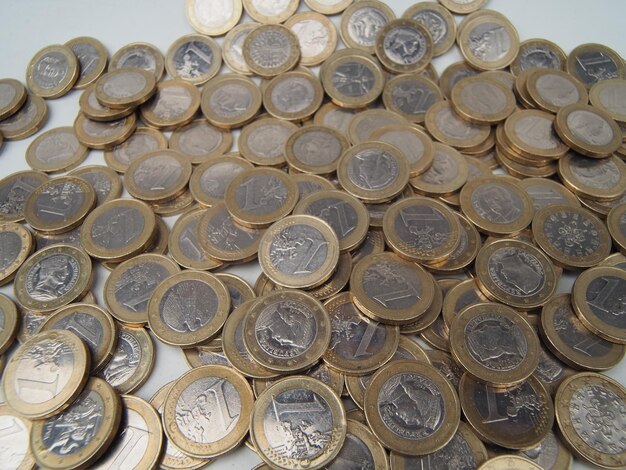 Foto uma pilha de moedas de euro com a palavra euro nela