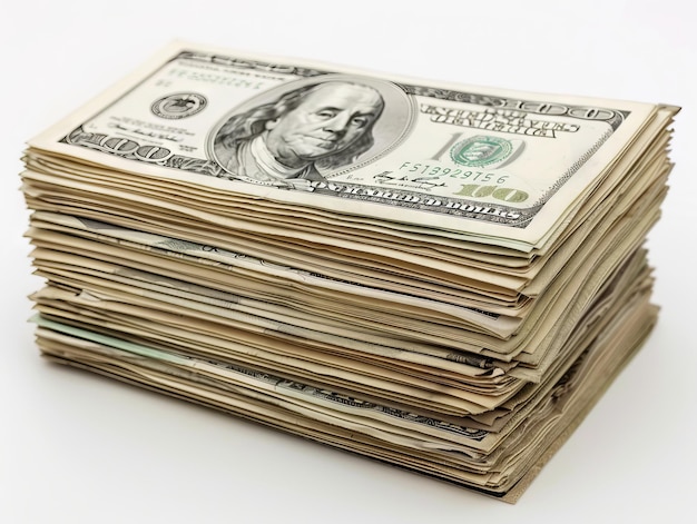 Uma pilha de notas de dólar sobre um fundo branco