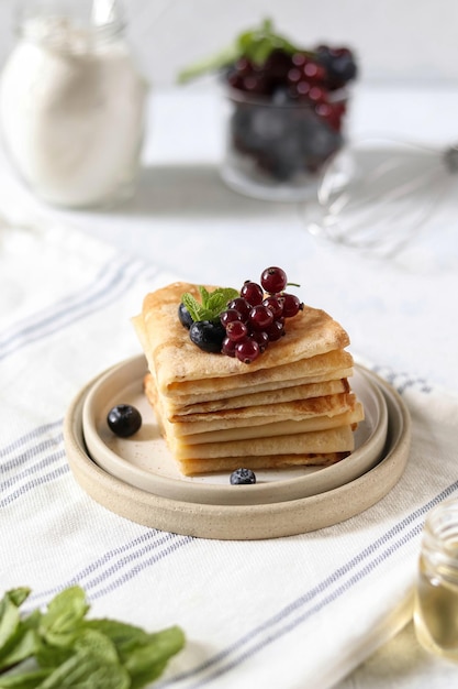 Uma pilha de panquecas com frutas no topo