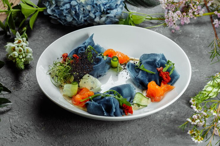 Foto uma pilha de panquecas com salmão salgado em um prato panquecas azuis com salmão café da manhã útil