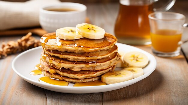 Uma pilha de panquecas de aveia e banana com bagas