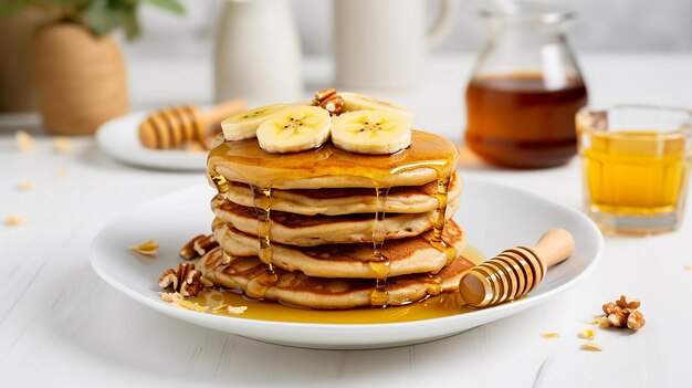 Uma pilha de panquecas de aveia e banana com bagas