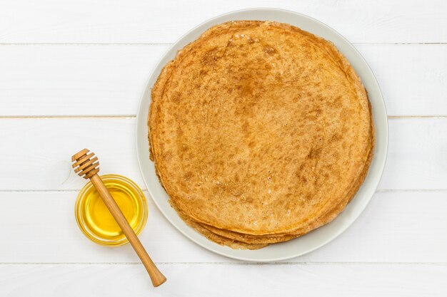 Uma pilha de panquecas, mel, para a celebração do carnaval.