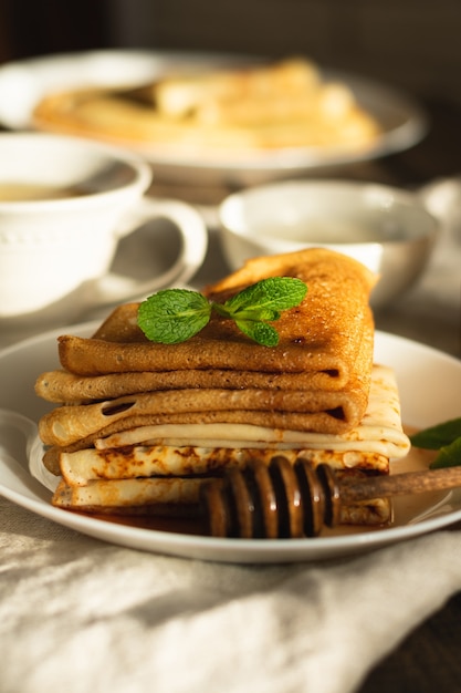 Uma pilha de panquecas recém-assadas no café da manhã