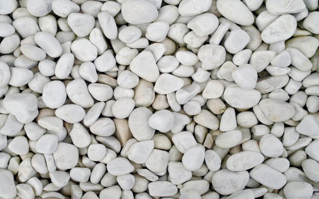 Foto uma pilha de pedras brancas com alguns pequenos