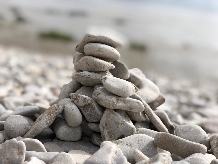 Foto uma pilha de pedras na praia.