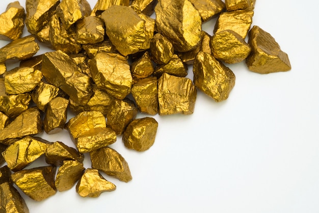 Foto uma pilha de pepitas de ouro ou minério de ouro isolado no branco